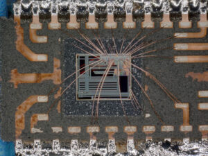 La tecnología de extracción de chip ha comenzado a prevalecer en las series de microcontroladores muy antiguas y de baja protección. Para evitar que la propiedad intelectual sea robada por un extractor de chips. El fabricante de chips semiconductores proporcionará algunas medidas efectivas para aumentar la capacidad de seguridad del chip contra extracciones, como: el código personalizado en la superficie del chip reemplaza el número de pieza del chip estandarizado.

Lo que le dará al extractor de chips la impresión de que el producto fue diseñado y fabricado mediante un circuito integrado personalizado. Como todos sabemos, ASIC proporciona una muy buena protección contra la extracción múltiple de chips, solo unos pocos crackers de extracción de chips con suficiente experiencia y bien equipados pueden tener la posibilidad de extraer el chip con éxito.