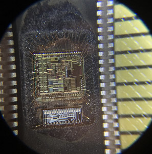 En el mundo de los sistemas embebidos y la ingeniería inversa de hardware, la capacidad de extraer el firmware del chip es crucial para diversos fines legítimos, como la recuperación de sistemas, el análisis de productos o la investigación de seguridad. El firmware, a menudo almacenado en memoria flash, EEPROM o memoria integrada de MCU/microcontrolador/microprocesador, contiene el código de control de bajo nivel que rige el funcionamiento de un dispositivo. La extracción de este firmware puede revelar código fuente crítico, rutinas binarias o datos de configuración necesarios para la depuración o la comprensión del comportamiento del dispositivo.