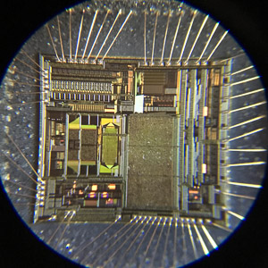 Accesso forzato al firmware protetto Molti chip moderni sono dotati di firmware crittografato o bloccato per impedire dump o repliche non autorizzati. Nonostante queste protezioni, gli hacker impiegano diverse tecniche per attaccare ed estrarre il codice binario: Decapsulamento e microprobing: rimozione fisica dell'involucro del chip (decapsulamento) per accedere direttamente alle celle di memoria. Dumping a forza bruta: utilizzo di glitching di tensione o manipolazione del clock per forzare l'MCU in modalità debug, consentendo l'estrazione dei dati. Attacchi a canale laterale: analisi del consumo energetico o di perdite elettromagnetiche per decodificare il firmware protetto. Clonazione del firmware: se il codice sorgente non è protetto, gli aggressori possono duplicare il firmware leggendo il contenuto della memoria. Recupero di firmware crittografato Alcuni chip memorizzano file di programma archiviati o crittografati, che richiedono tecniche avanzate per decrittografarli: Cracking delle password con forza bruta: verifica di possibili chiavi di crittografia per sbloccare il firmware. Exploitation JTAG/SWD: aggiramento della sicurezza sfruttando le interfacce di debug. Attacchi Cold Boot: congelamento del chip per rallentare il decadimento della memoria e scaricare il firmware.