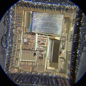 1. Desencapsular o Chip O desencapsulamento físico envolve a remoção do revestimento protetor do chip para expor o chip de silício. Isso permite que invasores sondem a memória (EEPROM, Flash) diretamente e extraiam os dados binários. 2. Descartar o Conteúdo da Memória Usando ferramentas como um programador ou um analisador lógico, os hackers podem descarregar o firmware do chip. Se o MCU estiver bloqueado, eles podem precisar contornar fusíveis de segurança ou usar falhas de tensão para quebrar a proteção. 3. Descriptografar o Firmware Criptografado Muitos chips modernos armazenam firmware criptografado para impedir acesso não autorizado. Os invasores podem usar ataques de canal lateral ou técnicas de injeção de falhas para recuperar as chaves de criptografia e decodificar o código-fonte. 4. Clonar ou replicar o firmware Uma vez extraído, o firmware pode ser copiado e replicado em outro chip. Isso é comum em eletrônicos falsificados, onde hackers duplicam firmware protegido para clonar dispositivos.