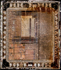 La tecnología de extracción binaria de chip es un campo especializado que se centra en la recuperación de archivos binarios de chips seguros o protegidos, como microcontroladores (MCU) y microprocesadores. Esta técnica se utiliza para volcar o copiar el firmware interno, la memoria flash, la EEPROM o la memoria de programa de un chip bloqueado o cifrado. Este proceso, frecuentemente empleado en ingeniería inversa, recuperación de sistemas o replicación de dispositivos heredados, requiere conocimientos técnicos avanzados y herramientas de precisión.