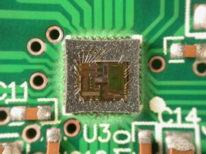 kilka technik używanych do zrzucania lub kopiowania zawartości binarnej z chronionego układu scalonego. Typowe metody obejmują ataki na poziomie sprzętowym, takie jak dekapsulacja, w której krzemowy układ scalony jest fizycznie odsłonięty za pomocą narzędzi kwasowych lub laserowych, co pozwala atakującym na badanie sygnałów wewnętrznych i wyodrębnianie oprogramowania układowego bezpośrednio z pamięci. Eksploity oparte na oprogramowaniu mogą być również używane do łamania lub omijania zablokowanych interfejsów debugowania, takich jak JTAG lub SWD, często obejmując sprytne wykorzystanie przepełnień bufora lub ataki glitchingowe.Po odkryciu luki atakujący mogą być w stanie odszyfrować i zdekodować archiwum oprogramowania układowego, a nawet klonować, replikować lub duplikować funkcjonalność układu, kopiując kod do innego MCU. To nie tylko narusza własność intelektualną, ale może również powodować zagrożenia bezpieczeństwa, zwłaszcza jeśli oryginalne oprogramowanie układowe nie było odpowiednio zabezpieczone lub zaszyfrowane.
