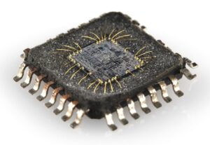 Le matériel moderne repose souvent sur des microcontrôleurs (MCU) et des microprocesseurs sécurisés, verrouillés et chiffrés pour protéger les micrologiciels critiques, le code source ou les données EEPROM. Cependant, des techniques avancées comme l'extraction de puces par découpe laser et focalisation du faisceau d'ions (FIB) sont de plus en plus utilisées par les chercheurs et les attaquants pour décapsuler, attaquer et récupérer des contenus jusque-là protégés. En exposant physiquement la puce par découpe laser, puis en ciblant précisément les connexions internes avec un faisceau d'ions focalisé, les experts peuvent percer les fusibles de sécurité ou rediriger les chemins de lecture. Cela permet d'extraire ou de vider la mémoire flash, les fichiers binaires et les données de programme stockés dans l'appareil. Une fois extraites, ces données peuvent être décodées, déchiffrées, voire répliquées ou clonées, permettant ainsi la duplication de conceptions propriétaires.