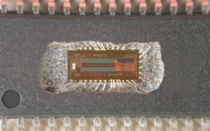 Leer el firmware de un microcontrolador es crucial para comprender, analizar o replicar sistemas embebidos. A menudo, los desarrolladores o investigadores necesitan leer el firmware de un microcontrolador para recuperar o decodificar un programa, binario o código fuente perdido, almacenado en la memoria flash, EEPROM o memoria de un chip, MCU o microprocesador. Los microcontroladores modernos suelen estar protegidos, bloqueados o encriptados para proteger la propiedad intelectual. En tales casos, puede ser necesario atacar o romper la seguridad para acceder al firmware. Técnicas como la desencapsulación, el volcado de firmware o el hackeo de hardware se utilizan a menudo para romper estas protecciones. Una vez obtenido el acceso, los datos pueden desencriptarse, copiarse o replicarse para su análisis.