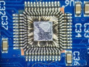 Es importante señalar que, si bien estas técnicas pueden ser impresionantes desde un punto de vista técnico, plantean importantes cuestiones éticas y legales. Los intentos no autorizados de copiar programas de microcontroladores pueden infringir las leyes de propiedad intelectual o poner en peligro la seguridad del dispositivo. En conclusión, si bien copiar un programa de microcontrolador, especialmente de un chip protegido o bloqueado, es técnicamente factible mediante técnicas como la decodificación, el crackeo y la desencapsulación, requiere habilidades y herramientas especializadas, y una cuidadosa consideración de las implicaciones legales. Para los desarrolladores éticos, trabajar con la fuente original o firmware con licencia sigue siendo el enfoque más seguro y responsable.