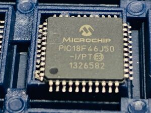 PIC18F46J50 lukustatud mikrokontrolleri binaarfaili või heksimaalandmete taastamiseks tuleb ümber kujundada krüptitud mikroprotsessori PIC18F46J50 kaitsmebitt ja eemaldada manustatud programm või tarkvara turvatud MCU-st PIC18F46J50 välkmälust ja eeprom-mälust, sisseehitatud püsivara, mis on lukustatud PIC1-le, mis on muust mikrokiibist välja loetud655 uus MCU