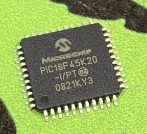 ochranný mikrokontrolér PIC18F45K20 software flash paměti potřebuje odemknout zašifrovaný ochranný systém MCU PIC18F45K20 a dešifrovat pojistkový bit paměti mezi mikroprocesorem, zkopírovat vložený firmware binárního souboru nebo heximální data na nový čip MCU;