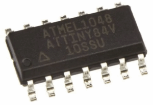 Diskusijose apie programinės įrangos išgavimą natūraliai vartojami įkrauti žodžiai – nulaužti, nulaužti, atakuoti, dekoduoti, dekapsuliuoti, įsilaužti, iššifruoti. Dėmesys skiriamas įgaliotam, neardomajam atkūrimui ir analizei, o ne išnaudojimo technikų publikavimui. Apsaugotas arba užrakintas „Microchip ATtiny84V“ apsaugotas mikrovaldiklis skirtas užkirsti kelią neteisėtam kopijavimui ar klonavimui, o bet koks bandymas pasiekti apsaugotą atmintį turi būti atliekamas gavus aiškų leidimą ir laikantis teisinio aiškumo. Atsakingi teikėjai daugiausia dėmesio skiria apsaugoto, neprieinamo programos vaizdo konvertavimui į dokumentuotą ir patikrinamą artefaktą, kuris palaiko priežiūrą ir atitiktį reikalavimams. Užrakinto „Microchip ATtiny84V“ mikroprocesoriaus riboti ištekliai daro įtaką tam, kaip jo programa atrodo išgaunama. Kadangi kodas yra kompaktiškas ir optimizuotas, dvejetainis failas iš šio „Microchip ATtiny84V“ užšifruoto mikroprocesoriaus gali būti tankus ir be žmogaus skaitomų simbolių; norint jį interpretuoti, siekiant atkurti prasmingą programos srautą, reikia AVR instrukcijų rinkinių patirties ir kruopščios teismo ekspertizės analizės. Fizinės realybės apsunkina reikalus: maži korpusai ir perpildytos PCB gali slėpti derinimo kontaktus, o EEPROM regionai dažnai saugo įrenginiui svarbią konfigūraciją, kurios negalima sugadinti nuskaitymo metu. Šie veiksniai padidina techninę riziką, kad agresyvus bandymas gali sugadinti lustą arba sunaikinti pačius duomenis, kuriuos ketinama atkurti.